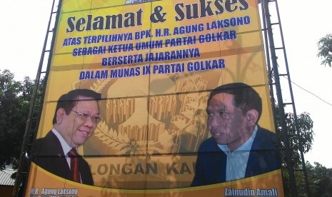 Baliho Agung Laksono di halaman kantor DPP Partai Golkar