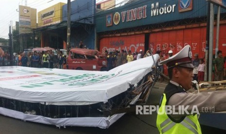 Baliho ambruk di Jalan Sultan Agung, Medansatria, Kota Bekasi, Kamis (2/3). 