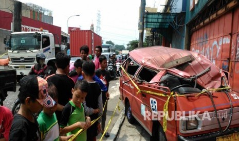 Baliho ambruk di Jalan Sultan Agung, Medansatria, Kota Bekasi, Kamis (2/3). 