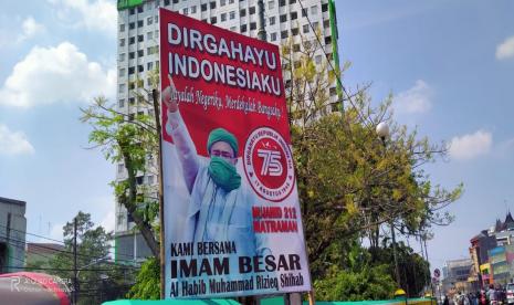 Baliho bergambar Habib Rizieq Shihab di Matraman, Jakarta Pusat, Rabu (19/8). Rizieq Shihab disebut akan kembali ke Indonesia apad 10 November 2020.