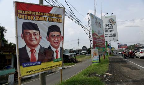 Baliho bergambar Irjen Ahmad Luthfi-Taj Yasin Maimoen bertebaran di berbagai wilayah Jateng.