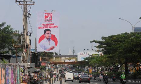 Baliho bergambar putra Presiden Joko Widodo, Kaesang Pangarep di Jalan Margonda Raya, Kota Depok, Jawa Barat, Selasa (23/5/2023).