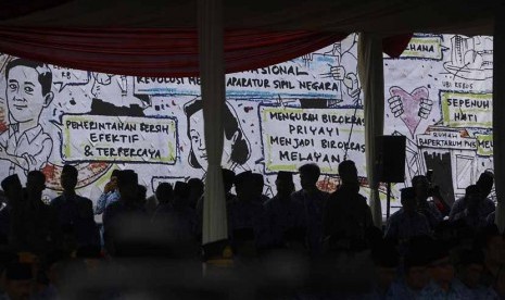 Baliho berisi slogan pembaruan birokrasi dipasang di belakang tenda utama dalam upacara HUT Korps Pegawai Republik Indonesia (Korpri) ke-43 di lapangan Silang Monas, Jakarta, Senin (1/12).