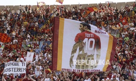 Baliho berukuran raksasa Francisco Totti diusung supporter AS Roma  pertandingan terakhir Francesco Totti bersama AS Roma melawan Genoa CFC di Stadion Olympico, Roma, Senin (29) dini hari.