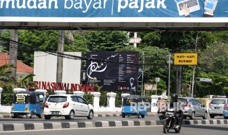  Baliho himbauan membayar pajak dipajang di jembatan penyebrangan orang (JPO).(Republika/ Wihdan)