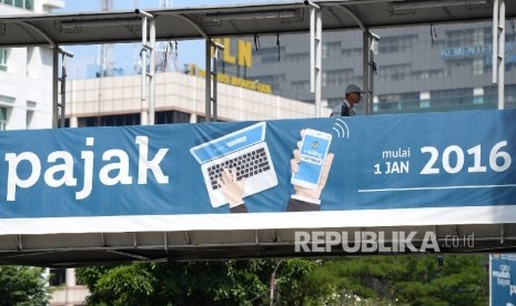 Baliho himbauan membayar pajak dipajang di JPO Gambir, Jakarta, Ahad (24/4).(Republika/ Wihdan)