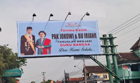 Baliho memuat Presiden Jokowi dan Ibu Negara Iriana di Jalan Adi Sucipto, Colomadu, Kabupaten Karanganyar, Jawa Tengah.