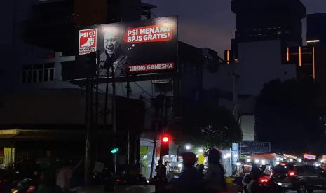 Baliho PSI dengan foto Ketum PSI Giring Ganesha dan jargon PSI Menang BPJS Gratis yang dinilai Bawaslu merupakan pelanggaran.