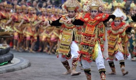 Balinese dancers perform in a cultural carnival in Denpasar, Bali, on Monday. The carnival is a part of new year's event in the island. Meanwhile, the hotel occupancy rates is reported cut 20 percent from 100 percent to 80 percent. (illustration)