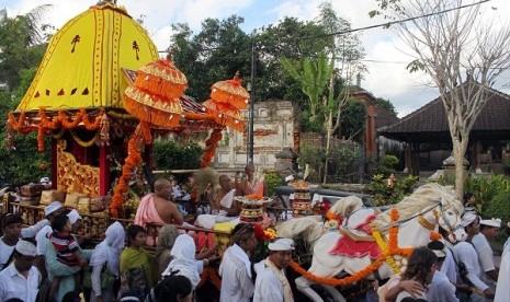 Balinese Hindus hold a religious ceremony in Karangasem, Bali. Bali Regional House of Representative plans to relocate provincial capital, from Denpasar to Karangasem. (illustration)