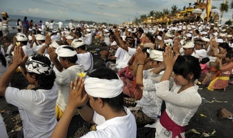 Balinese people hold a religious ceremony in Gianyar, Bali. Concern over Balinese tradition among modern life makes Akiko Nozawa wants to introduce the culture to Japanese kindergartens through comics. (illustration)