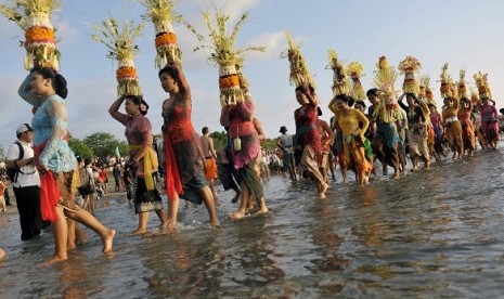 Balinese women join a annual carnival which coincidently one package with Bali bombing commemoration, last year. (illustration)  