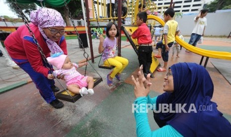  Balita bersama Ibu dan Nenek bermain di Fasilitias di Ruang Publik Terpadu Anak (RPTA) Citra Permata, Jakarta, Ahad, (24/9). 