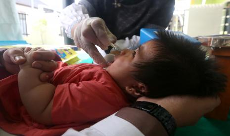 Balita mendapat vaksin imunisasi polio pada realisasi program Bulan Imunisasi Anak Nasional (BIAN) di posyandu, Rabu (8/6/2022). Kepala Dinas Kesehatan Provinsi Kepulauan Riau (Kepri) M Bisri meminta pos layanan terpadu (posyandu) di kabupaten/kota lebih aktif mengejar capaian imunisasi dasar lengkap anak usia 9 bulan sampai 15 tahun.