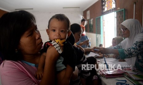  Balita mengangis usai dilakukan penimbangan di Posyandu Bunga Tanjung, Kelurahan Kebon Baru, Jakarta, Jumat (16/12).