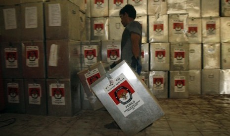 A man carries a ballot box. BBPT considers e-voting as an effective way to slash state budget for election. (Illustration)