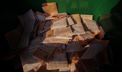 Ballot papers are pictured in a ballot box during vote counting at a polling station Bangkok February 2, 2014. 