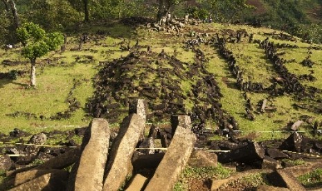 Balok batuan Andesit penyusun situs Megalitik Gunung Padang terhampar di pelataran situs di desa Karya Mukti, Cempaka, Cianjur, Jawa Barat