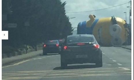 Balon raksasa minion terjatuh ke tengah jalan raya di Irlandia