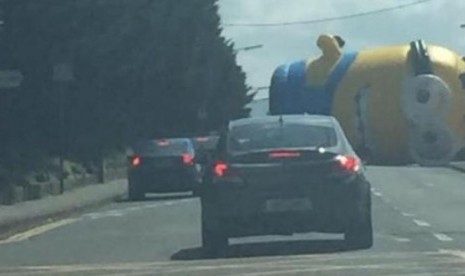 Balon raksasa Minion yang menutupi sebagian jalan di Irlandia, Senin (3/8).