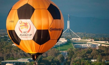   Balon udara panas Piala Asia AFC terbang diatas danau Burley Griffin.