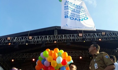 Balon yang membawa pesan perdamaian diterbangkan ke udara pada perayaan Paskah Gereja Bethel Indonesia (GBI) Glow Fellowship Center di Monumen Nasional (Monas), Jakarta Pusat, Ahad (1/4).