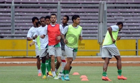  Bambang Pamungkas bersama pemain lainnya mengikuti latihan perdana Tim Nasional Indonesia seusai libur Idul Adha di Stadion Utama Gelora Bung Karno, Jakarta, Selasa (30/10).      (Prayogi)