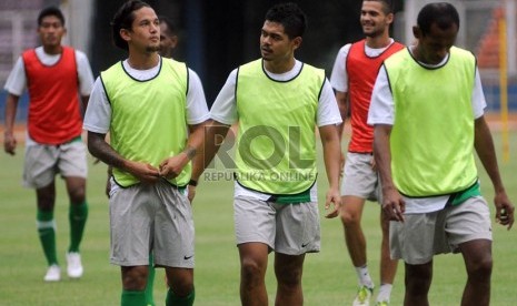  Bambang Pamungkas bersama pemain lainnya mengikuti latihan perdana Tim Nasional Indonesia seusai libur Idul Adha di Stadion Utama Gelora Bung Karno, Jakarta, Selasa (30/10).      (Prayogi)