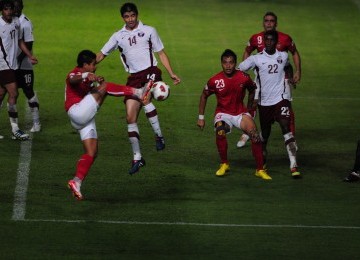 Bambang Pamungkas, berusaha menceploskan bola dalam sebuah kemelut di depan gawang Qatar, dalam pertandingan Pra Piala Dunia Grup E Zona Asia di Stadion Gelora Bung Karno, Jakarta, Selasa (11/10). (Republika/Yogi Ardhi)