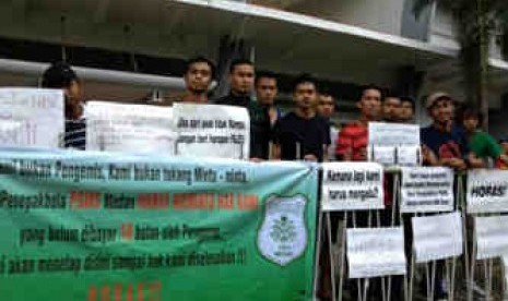 Bambang Pamungkas dan kawan-kawan turut mendukung aksi para pemain PSMS Medan yang memperjuangkan hak-haknya.