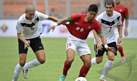 Bambang Pamungkas dikepung beberapa dua pemain Timor Leste.