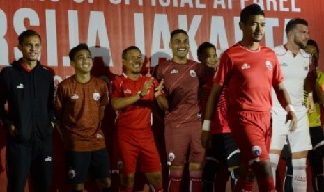 Bambang Pamungkas mengenalkan jersey baru Persija Jakarta, Jumat (2/2). Pemain dan ofisial Persija Jakarta mengenakan jersey terbaru yang akan digunakan pada kompetisi tahun 2018 saat peluncurannya di Jakarta.