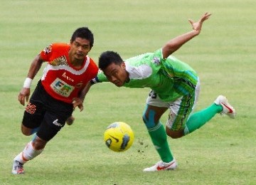 Bambang Pamungkas (Persija) dan Hamka Hamzah (Mitra Kukar) di Stadion GBK