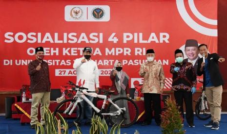 Bamsoet dalam peresmian Gedung Bhineka Tunggal Ika sekaligus Sosialisasi Empat Pilar MPR RI, di Universitas Yudharta, Pondok Pesantren Ngalah, Kabupaten Pasuran, Jawa Timur, Kamis (27/8/20).