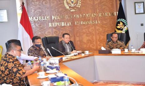 Bamsoet dalam Sosialisasi Empat Pilar MPR RI bersama Majelis Nasional Korps Alumni Mahasiswa Islam Indonesia (KAHMI), secara virtual dari Ruang Kerja Ketua MPR RI, Jakarta, Selasa (27/10). Ketua MPR Bambang Soesatyo yakin Pancasila jadi benteng hadapi beragam tantangan