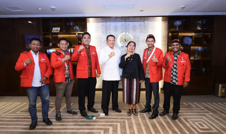 Bamsoet saat menerima Gerakan Mahasiswa Nasional Indonesia (GMNI) di ruang kerja pimpinan DPR RI, Jakarta, Rabu (11/4). 