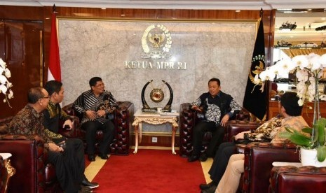 Bamsoet saat menerima jajaran pengurus Asosiasi Pengembang Perumahan dan Permukiman Seluruh Indonesia (APERSI), di Ruang Kerja Ketua MPR RI, Jakarta, Kamis (13/2).