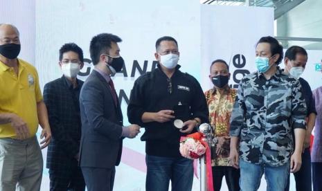 Bamsoet saat meresmikan showroom Prestige Image Motorcars, salah satu penyedia kendaraan bermotor listrik di Indonesia, Sabtu (5/9).