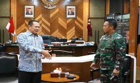 Bamsoet usai bertemu Kepala Staf Angkatan Darat (KSAD) Jenderal TNI Andika Perkasa, di Ruang Kerja KSAD, Jakarta, Kamis (19/11). Bamsoet didampingi Wakil Ketua Komisi III DPR RI  Ahmad Sahroni dan Ketua Umum Gerak BS Aroem Alzier. Bamsoet menyebut di berbagai negara militer dikerahkan untuk vaksinasi massal