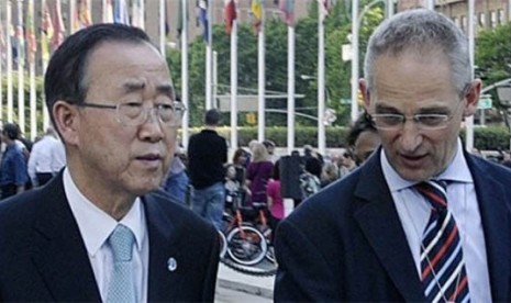 Ban Ki-Moon dan Martin Nesirky (kanan)