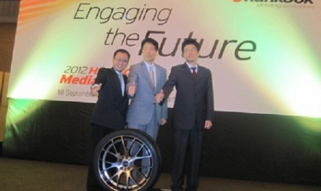 Ban Ventus S1 evo2 dari Hankook Tire dipamerkan di International Motor Show (IIMS) 2012.