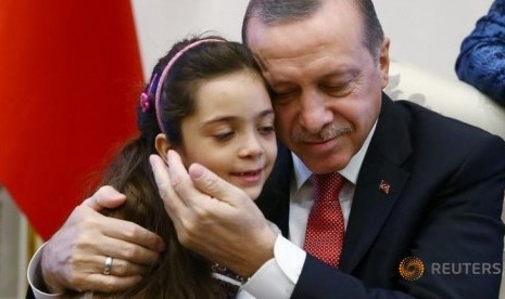 Bana Alabed yang dikenal kerap berbagi kondisi di Aleppo, Suriah melalui Twitter bertemu Presiden Turki Recep Tayyip Erdogan.