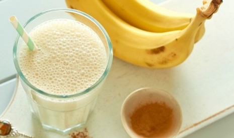 Banana oatmeal smoothie bisa dibuat dari pisang yang sudah terlalu matang. Smoothie ini cocok untuk sarapan.