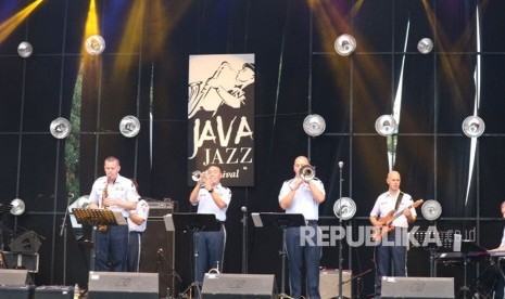 Band angkatan udara Amerika Serikat Papana Jazz Ensemble mencuri perhatian penonton pagelaran jazz internasional Java Jazz Festival Internasional, di hall outdoor Garuda Indonesia, Jumat (2/3). 