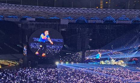 Band asal Inggris, Coldplay, menggelar konser di Stadion Gelora Bung Karno (GBK), Jakarta, Rabu (15/11/2023). Coldplay menyampaikan pantun pinjam seratus yang membuat penonton tertawa.