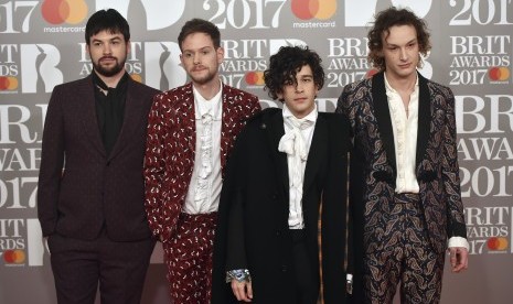 Band asal Inggris The 1975 bikin onar saat manggung di Malaysia dengan melakukan ciuman sesama jenis sebagai aksi protes UU Anti-LGBT di negara tersebut.