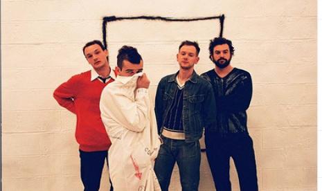 Band The 1975. Setelah aksi ciuman sesama jenis The 1975, Malaysia memperketat izin musisi luar negeri yang akan tampil.