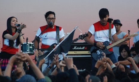 Band Cokelat dengan formasi baru beraksi di depan ribuan pasang mata di Universita Muria Kudus (UMK), Kudus, Jateng, Rabu (16/5). Semenjak mundurnya Kikan (vokalis) dan Ervin (Drum) band yang berdiri sejak 16 tahun lalu tersebut tetap berkarya dengan mengg