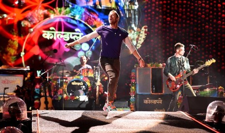 Vokalis Coldplay Chris Martin menjadi salah satu musisi AS yang menghibur penggemar di tengah seruan berdiam di rumah di tengah pandemi corona. 