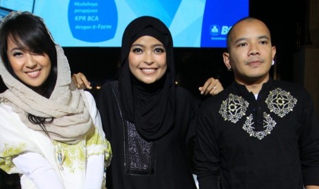 Band Kotak dengan personilnya (ki-ka) Chua (bas), Tantri (vokal) dan Cella (gitar) saat hadir dalam acara Djarum Hikmah Puasa 2013 di Fountain Atrium, Grand Indonesia, Jakarta, Kamis, (18/7). 